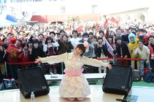 上坂すみれ「革命的ブロードウェイ主義者同盟 公開プロパガンダ in 東武デパートをジャックせよ」の様子。