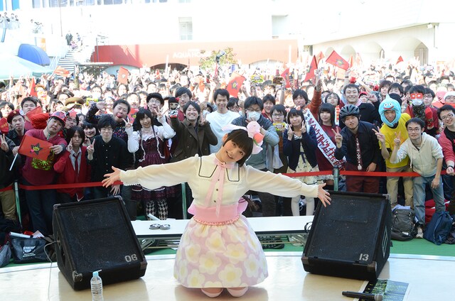 上坂すみれ「革命的ブロードウェイ主義者同盟 公開プロパガンダ in 東武デパートをジャックせよ」の様子。