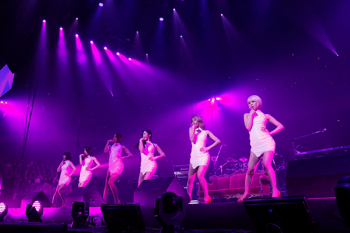 「2013 FNC KINGDOM IN JAPAN -Fantastic & Crazy- DAY2 -Crazy day-」の様子。AOA。（C）2014 FNC Entertainment / FNC MUSIC JAPAN INC. All Rights Reserved.