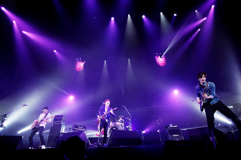 「2013 FNC KINGDOM IN JAPAN -Fantastic & Crazy- DAY2 -Crazy day-」でのCNBLUE。(C)2014 FNC Entertainment / FNC MUSIC JAPAN INC. All