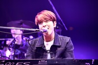 ヨンファ（CNBLUE）の「2013 FNC KINGDOM IN JAPAN -Fantastic & Crazy- DAY2 -Crazy day-」での様子。（C）2014 FNC Entertainment / FNC MUSIC JAPAN INC. All Rights Reserved.