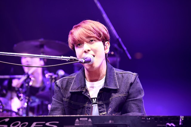 ヨンファ（CNBLUE）の「2013 FNC KINGDOM IN JAPAN -Fantastic & Crazy- DAY2 -Crazy day-」での様子。（C）2014 FNC Entertainment / FNC MUSIC JAPAN INC. All Rights Reserved.