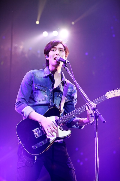 ジョンヒョン（CNBLUE）の「2013 FNC KINGDOM IN JAPAN -Fantastic & Crazy- DAY2 -Crazy day-」での様子。（C）2014 FNC Entertainment / FNC MUSIC JAPAN INC. All Rights Reserved.