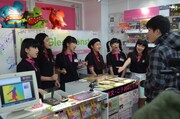 HMV SPOT 表参道店内で歌を披露するLittle Glee Monster。