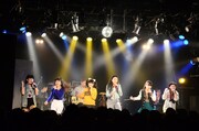 東京・表参道GROUNDにて行われた「Little Glee Monster」発売記念ライブの様子。