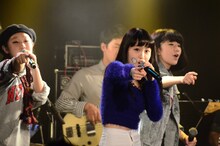 東京・表参道GROUNDにて行われた「Little Glee Monster」発売記念ライブの様子。