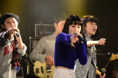 東京・表参道GROUNDにて行われた「Little Glee Monster」発売記念ライブの様子。