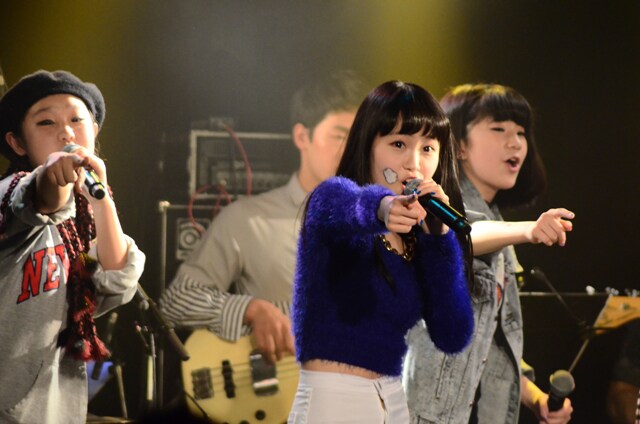 東京・表参道GROUNDにて行われた「Little Glee Monster」発売記念ライブの様子。