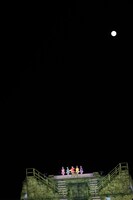 聖火台前での挨拶の様子。