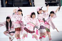 「ももいろパンチ」を披露するももいろクローバーZ。