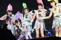 全国の映画館でライブビューイングを観ているファンに向けて高城れにが語りかける様子。