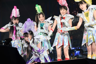 全国の映画館でライブビューイングを観ているファンに向けて高城れにが語りかける様子。