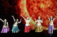 新曲「泣いてもいいんだよ」を披露するももいろクローバーZ。