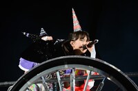 「黒い週末」で高城れにを抱きながら歌う百田夏菜子。