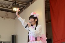 上坂すみれ「革命的ブロードウェイ主義者同盟 公開プロパガンダ in 東武デパートをジャックせよ」の様子。