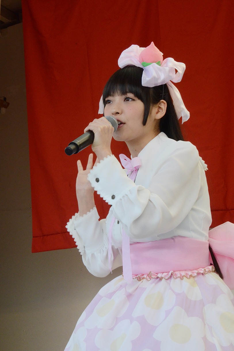 上坂すみれ「革命的ブロードウェイ主義者同盟 公開プロパガンダ in 東武デパートをジャックせよ」の様子。