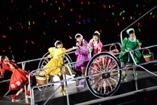 観客に向けてカラーボールをラケットで打つももいろクローバーZ。