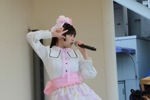 上坂すみれ「革命的ブロードウェイ主義者同盟 公開プロパガンダ in 東武デパートをジャックせよ」の様子。