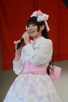 上坂すみれ「革命的ブロードウェイ主義者同盟 公開プロパガンダ in 東武デパートをジャックせよ」の様子。