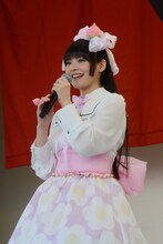 上坂すみれ「革命的ブロードウェイ主義者同盟 公開プロパガンダ in 東武デパートをジャックせよ」の様子。