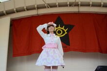 「無窮なり趣味者集団」のイントロで敬礼をキメる上坂すみれ。