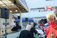 「無窮なり趣味者集団」を合唱する上坂すみれと“同志”。