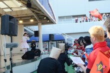 「無窮なり趣味者集団」を合唱する上坂すみれと“同志”。