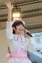 “同志”に手を振りあいさつする上坂すみれ。