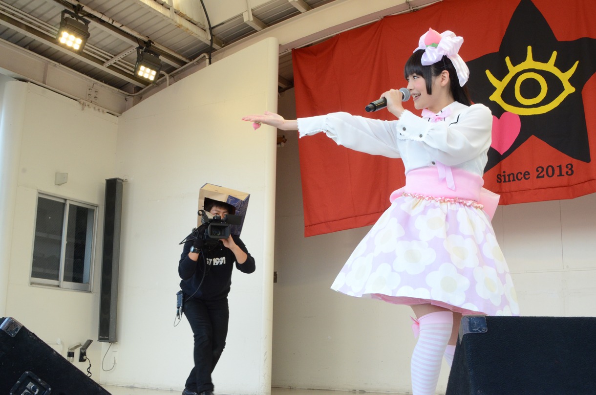 上坂すみれ「革命的ブロードウェイ主義者同盟 公開プロパガンダ in 東武デパートをジャックせよ」の様子。