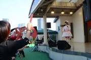 上坂すみれ「革命的ブロードウェイ主義者同盟 公開プロパガンダ in 東武デパートをジャックせよ」の様子。