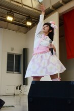 「革命的ブロードウェイ主義者同盟」を歌う上坂すみれ。