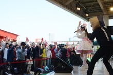 上坂すみれ「革命的ブロードウェイ主義者同盟 公開プロパガンダ in 東武デパートをジャックせよ」の様子。