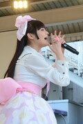 上坂すみれ「革命的ブロードウェイ主義者同盟 公開プロパガンダ in 東武デパートをジャックせよ」の様子。