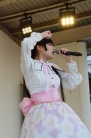 上坂すみれ「革命的ブロードウェイ主義者同盟 公開プロパガンダ in 東武デパートをジャックせよ」の様子。