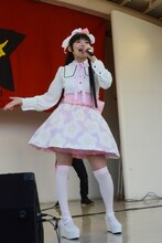 上坂すみれ「革命的ブロードウェイ主義者同盟 公開プロパガンダ in 東武デパートをジャックせよ」の様子。