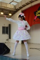上坂すみれ「革命的ブロードウェイ主義者同盟 公開プロパガンダ in 東武デパートをジャックせよ」の様子。