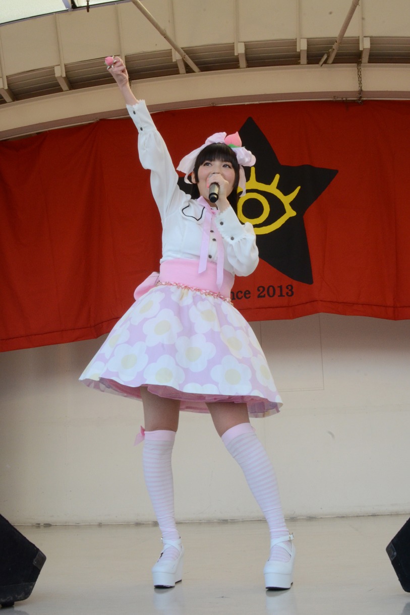 “同志”たちと「ypa」を三唱する上坂すみれ。