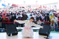 終演後の記念撮影に応じる上坂すみれと“同志”たち。