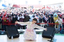 終演後の記念撮影に応じる上坂すみれと“同志”たち。