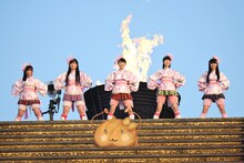 オープニングで聖火台に登場したももいろクローバーZ。