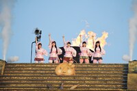 オープニングで聖火台に登場したももいろクローバーZ。