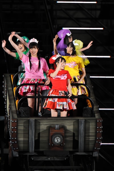 最後の挨拶をするために聖火台に上っていくももいろクローバーZ。