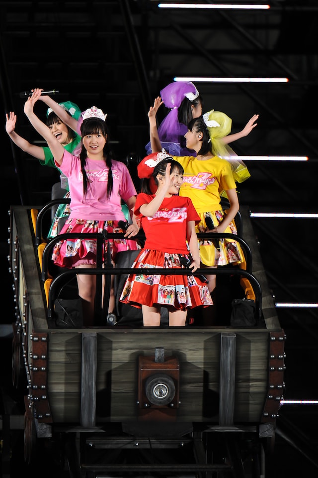 最後の挨拶をするために聖火台に上っていくももいろクローバーZ。