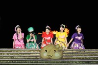 国立競技場に集まったモノノフたちに向けて感謝の気持ちを叫ぶももいろクローバーZ。