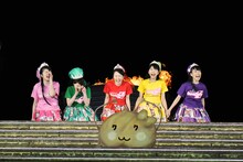 国立競技場に集まったモノノフたちに向けて感謝の気持ちを叫ぶももいろクローバーZ。