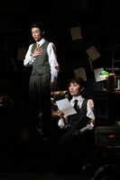 「ダディ・ロング・レッグズ～足ながおじさんより～」より。左から井上芳雄、坂本真綾。