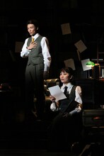 「ダディ・ロング・レッグズ～足ながおじさんより～」より。左から井上芳雄、坂本真綾。