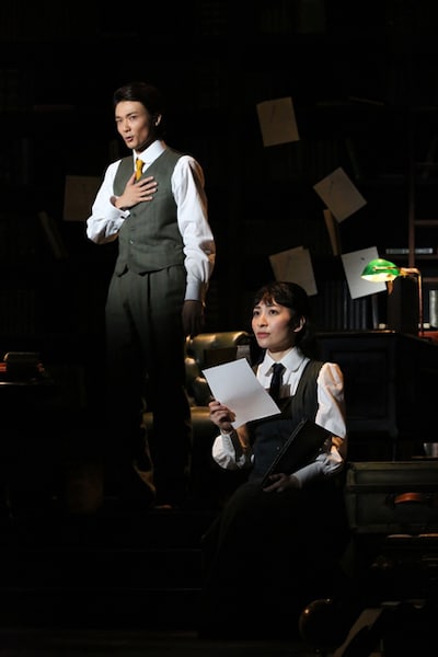 「ダディ・ロング・レッグズ～足ながおじさんより～」より。左から井上芳雄、坂本真綾。