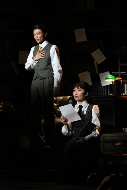 「ダディ・ロング・レッグズ～足ながおじさんより～」より。左から井上芳雄、坂本真綾。