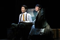 「ダディ・ロング・レッグズ～足ながおじさんより～」はジャーヴィス・ペンドルトン役の井上芳雄（左）とジルーシャ・アボット役の坂本真綾（右）による2人芝居。